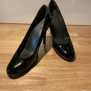 Stuart Weitzman black patent pump 7.5